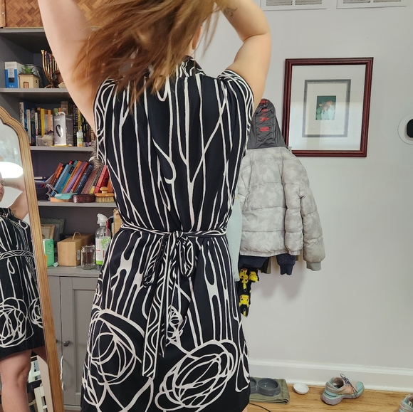 BCBG Black and White Stretchy Midi/ Mini Dress size Medium - Picture 6 of 12